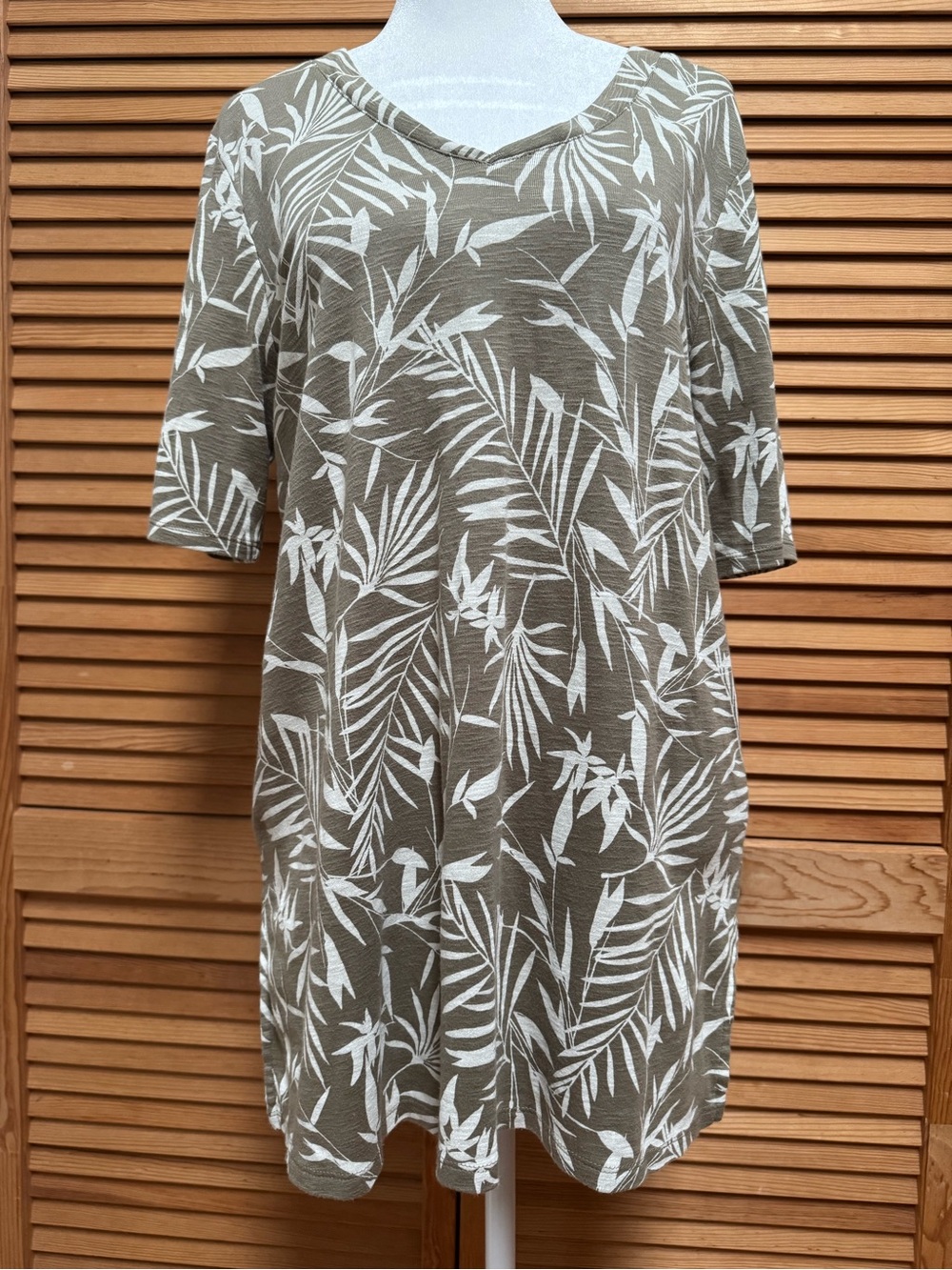 J.Jill Pima Double-V Elbow-Sleeve Tunic - Moss Green Palm Frond Print - Size M